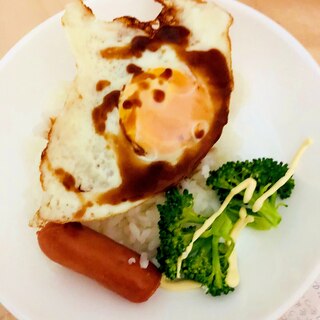 朝ご飯！目玉焼きとウインナーとブロッコリー